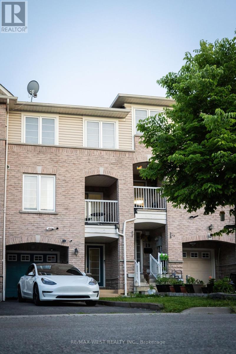 Townhouse at 17 THORNHARROLD STREET, Ajax (South West)