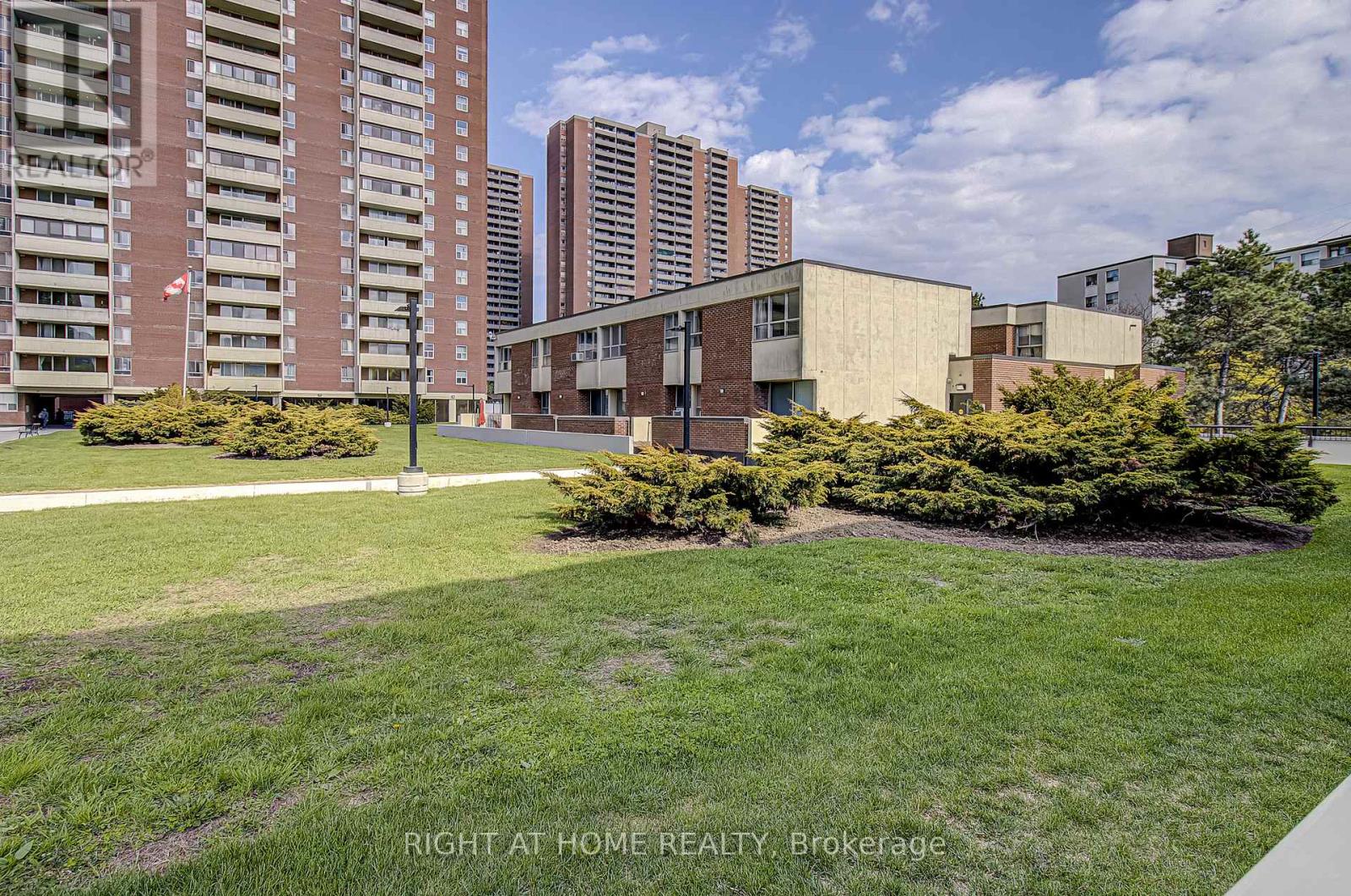 Townhouse at 409 - 8 CRESCENT TOWN ROAD, Toronto (Crescent Town)