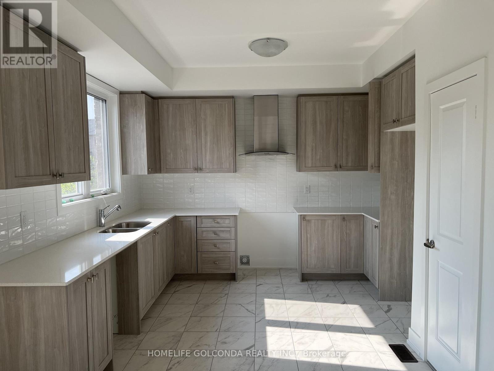 Townhouse at 8 SOBCZAK DRIVE, Whitby (Port Whitby)