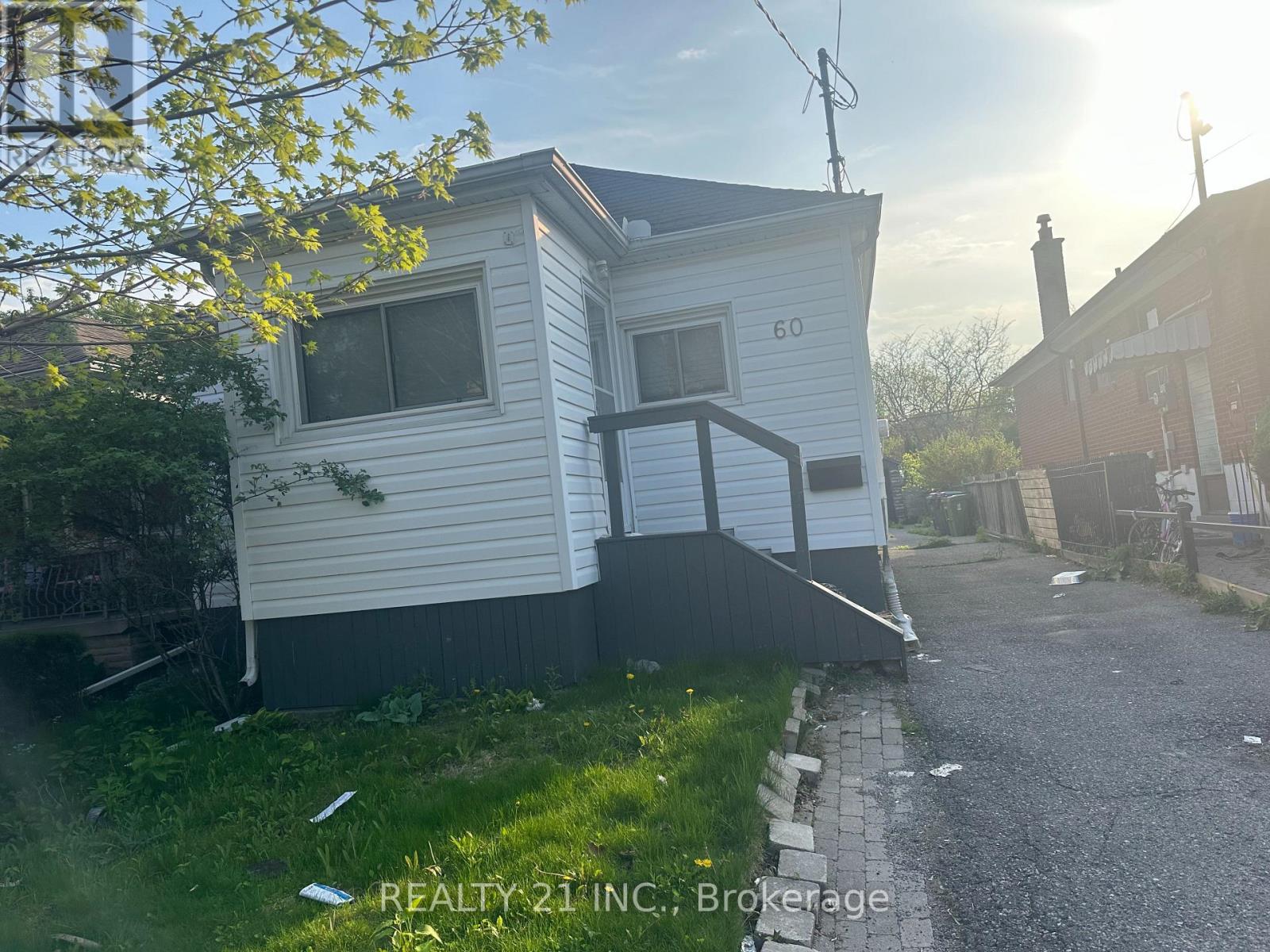 Detached at (MAIN) - 60 PHILLIP AVENUE, Toronto (Birchcliffe-Cliffside)