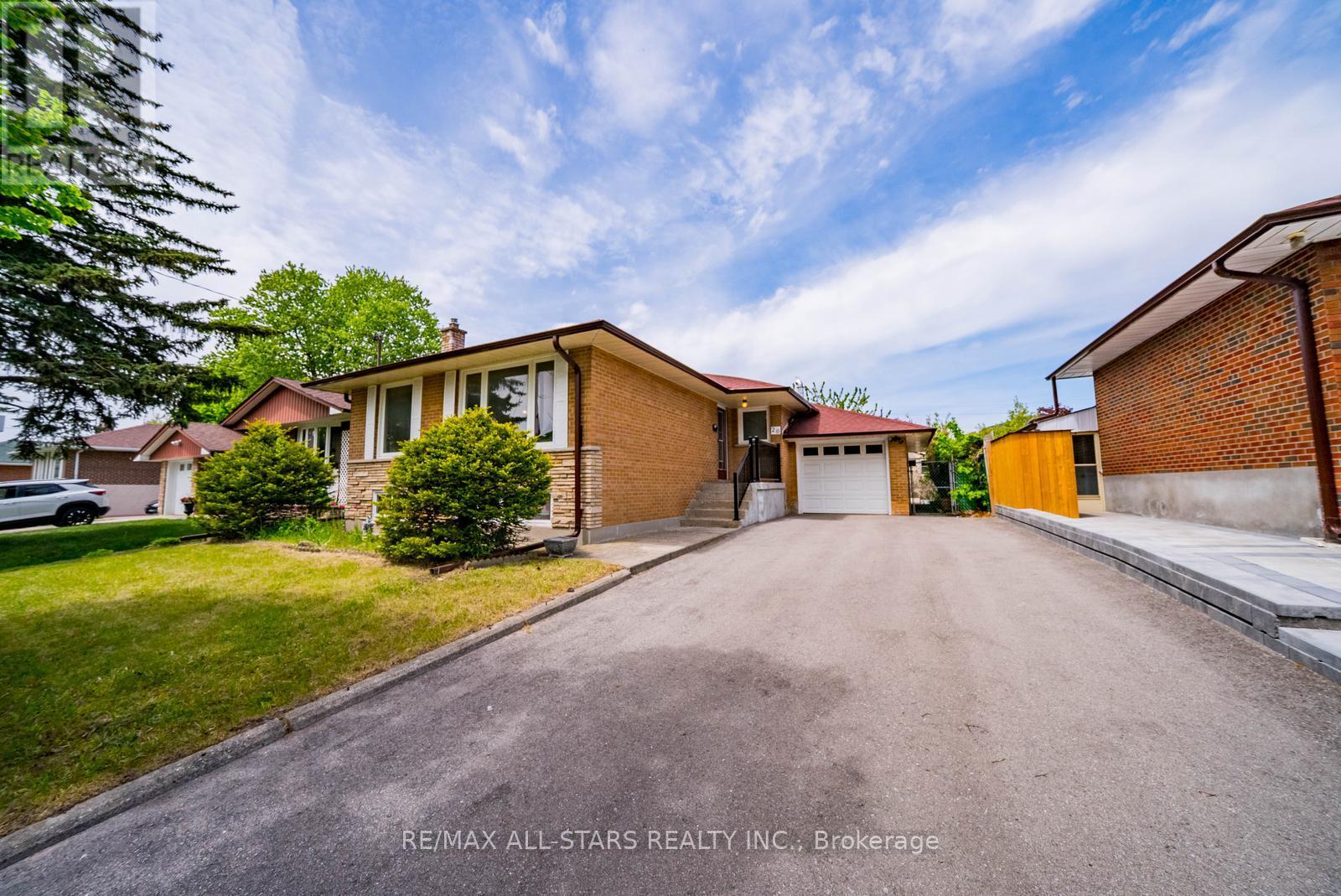 Detached at 26 SUMMERGLADE DRIVE, Toronto