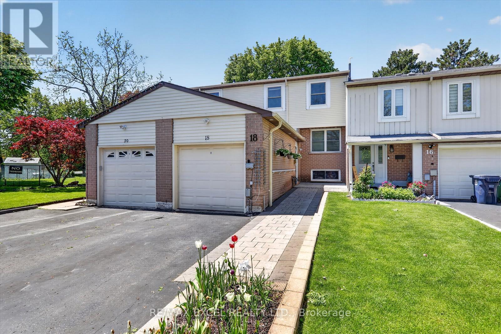 Townhouse at 18 SCOTNEY GROVE, Toronto