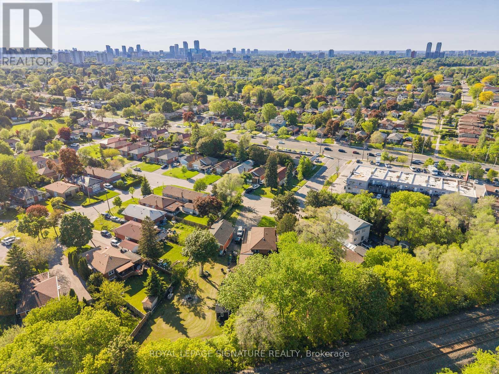 Detached at 27 DALECLIFF CRESCENT, Toronto