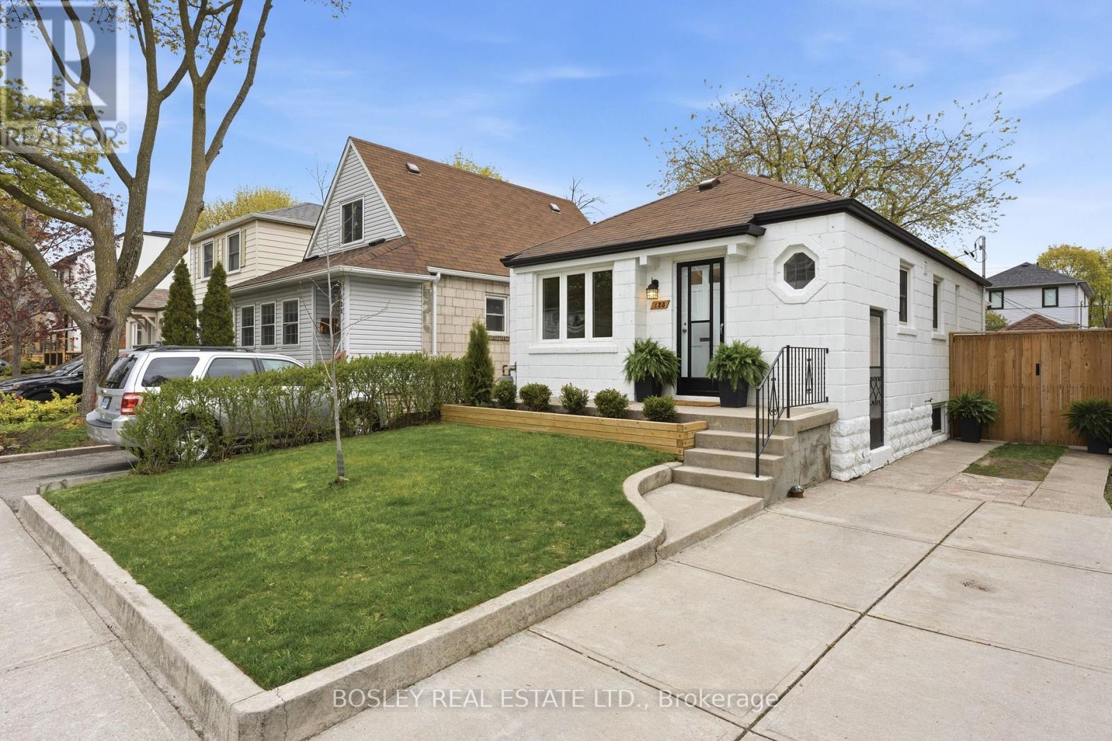 Detached at 123 DUNINGTON DRIVE, Toronto (Birchcliffe-Cliffside)