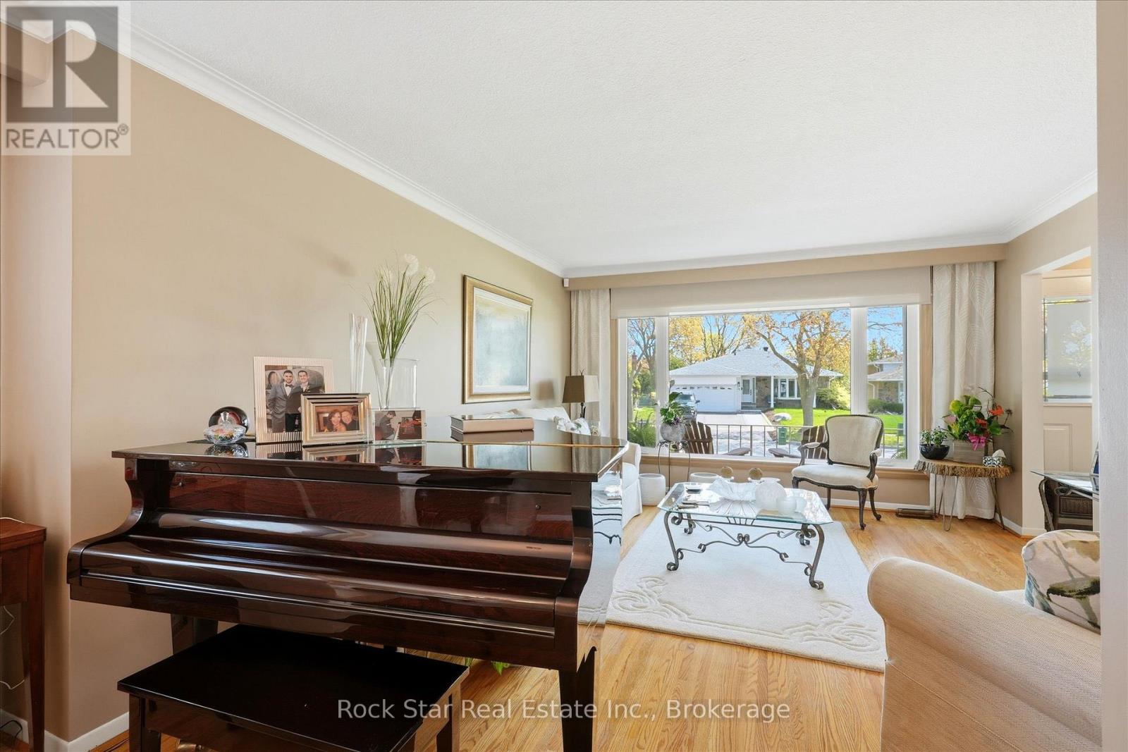 Detached at 36 LANGEVIN CRESCENT, Toronto