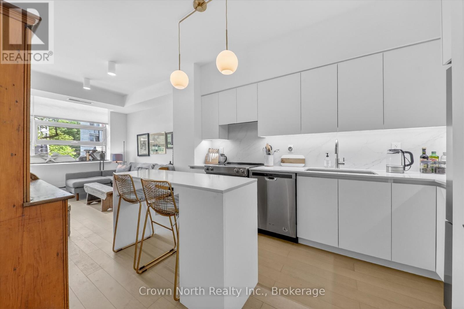 Apartment at 215 - 601 KINGSTON ROAD, Toronto