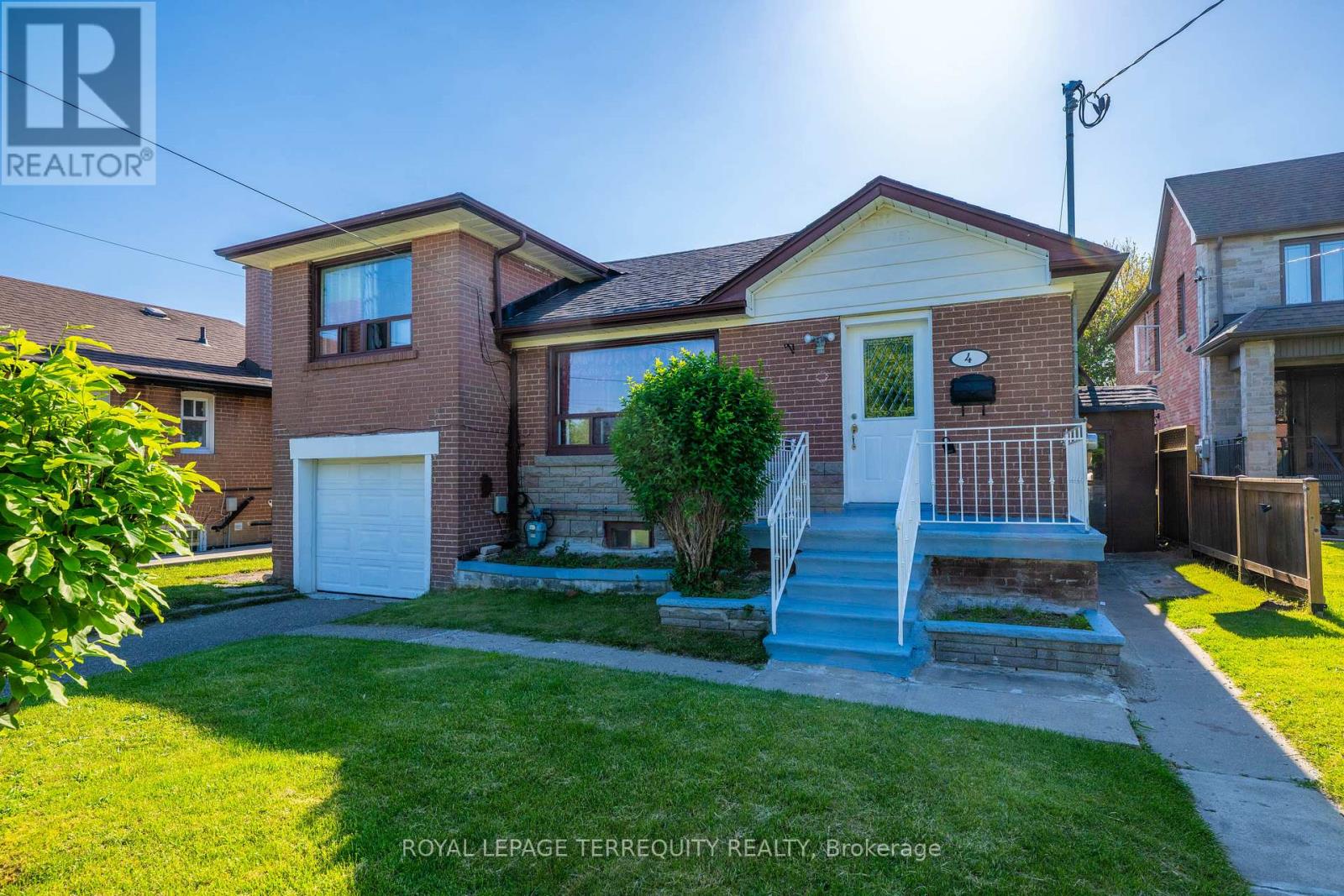 Detached at 4 HARRIS PARK DRIVE, Toronto