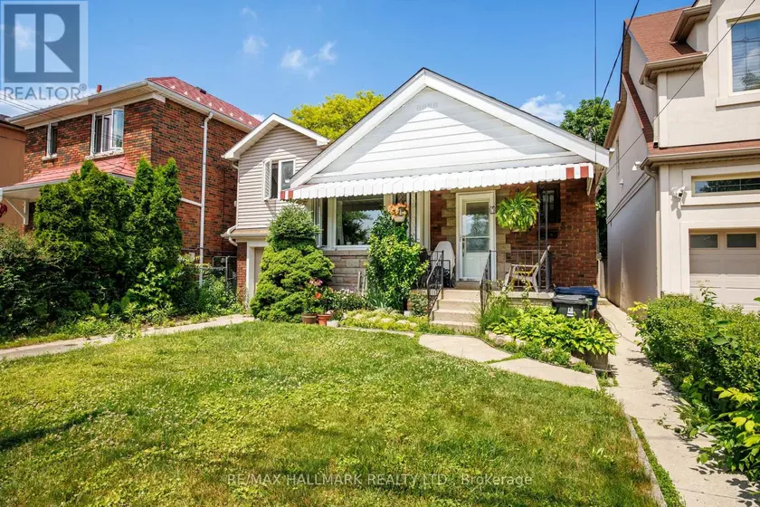 Detached at 8 DAVIES CRESCENT, Toronto