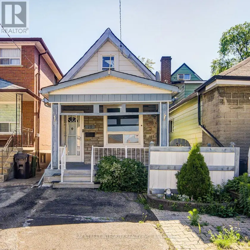 Detached at 19 ROBINSON AVENUE, Toronto (Oakridge)