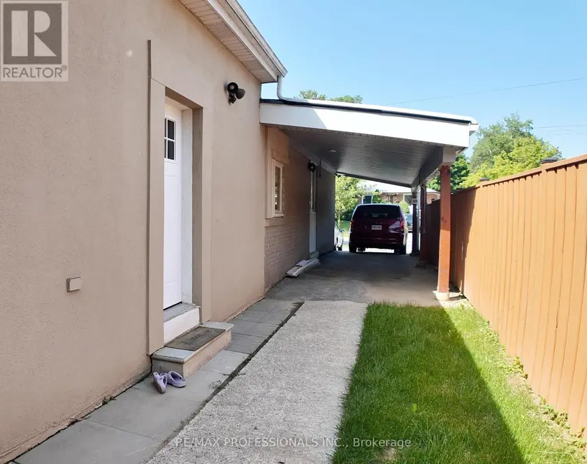 Detached at B - 5 FARMBROOK ROAD, Toronto