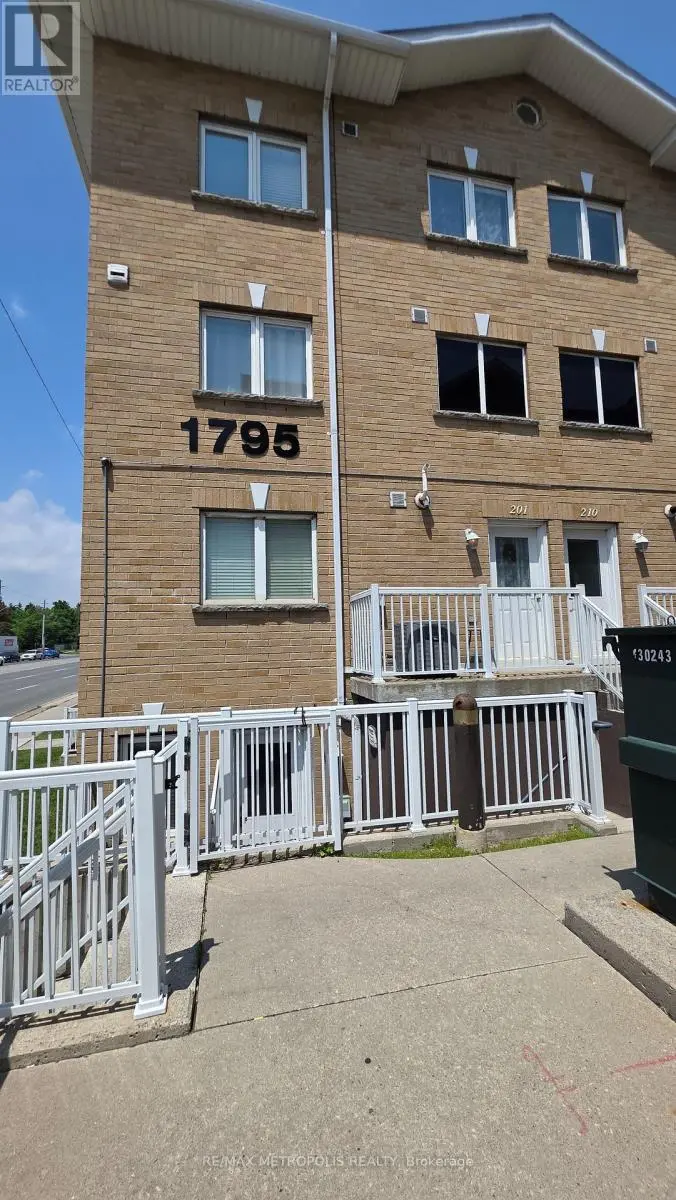 Townhouse at 210 - 1795 MARKHAM ROAD E, Toronto