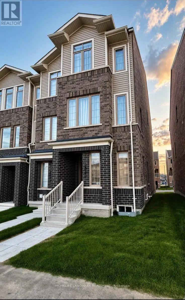 Townhouse at MAIN, Pickering