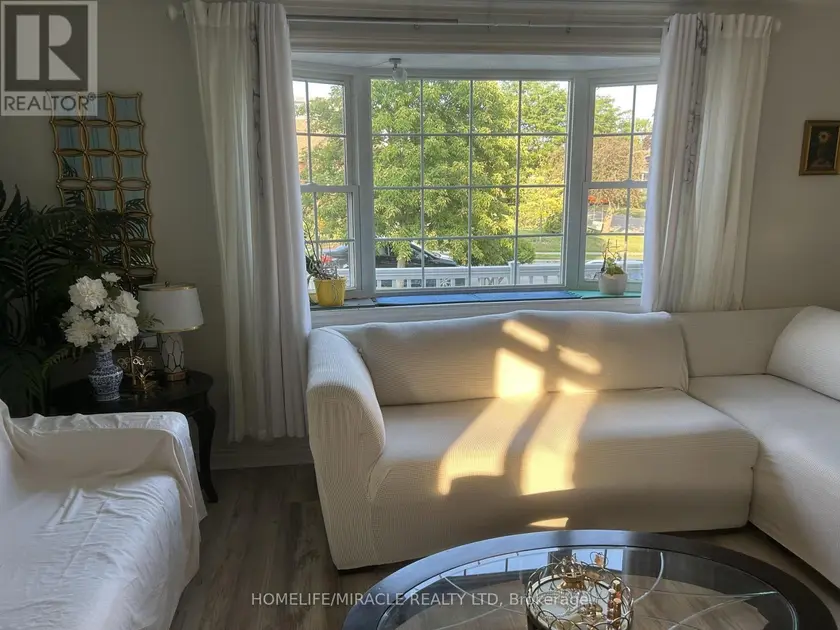 Detached at 46 INNISWOOD ( UPPER LEVEL) DRIVE, Toronto