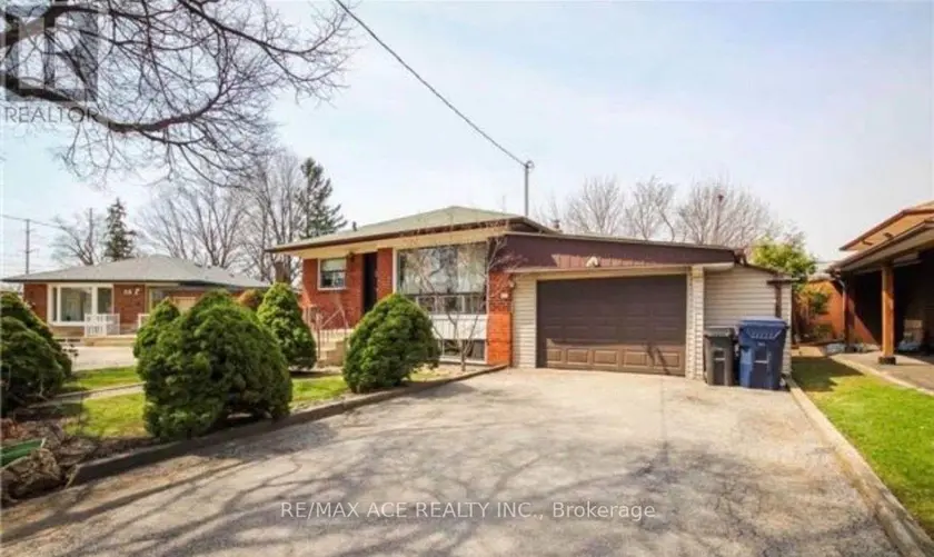 Detached at 18 ROSEGLOR CRESCENT, Toronto