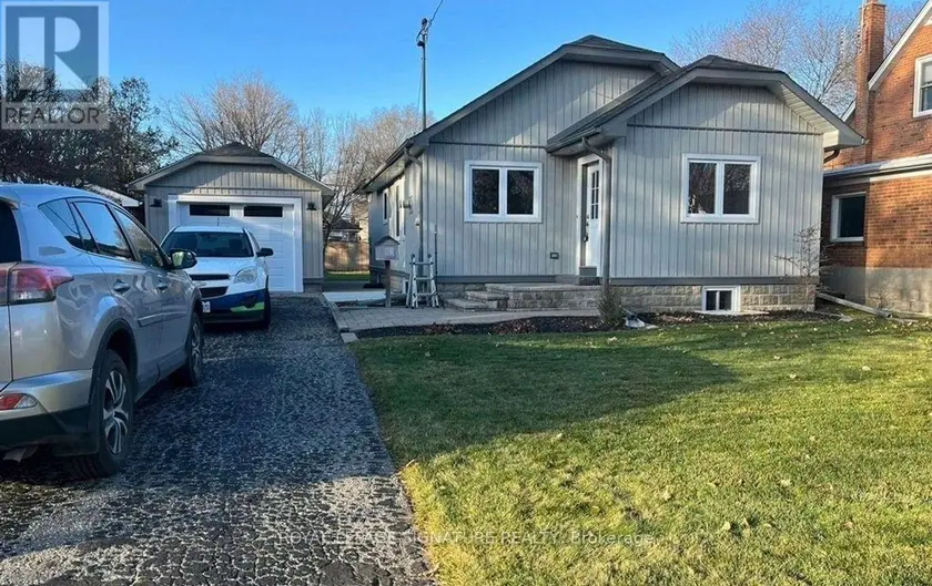 Detached at 40 AMIENS(MAIN) ROAD E, Toronto