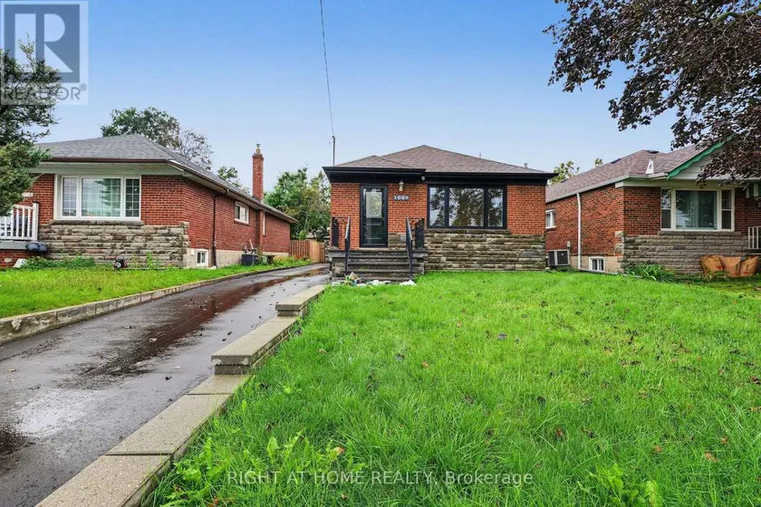 Detached at 1008 KENNEDY ROAD, Toronto