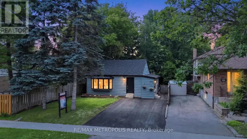 Detached at 208 PALMERSTON AVENUE, Whitby