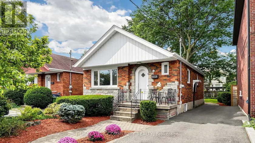 Detached at 6 ATHLONE ROAD, Toronto