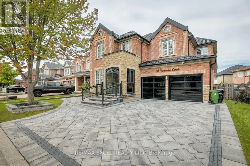Detached at 32 GRAPEVINE CIRCLE, Toronto