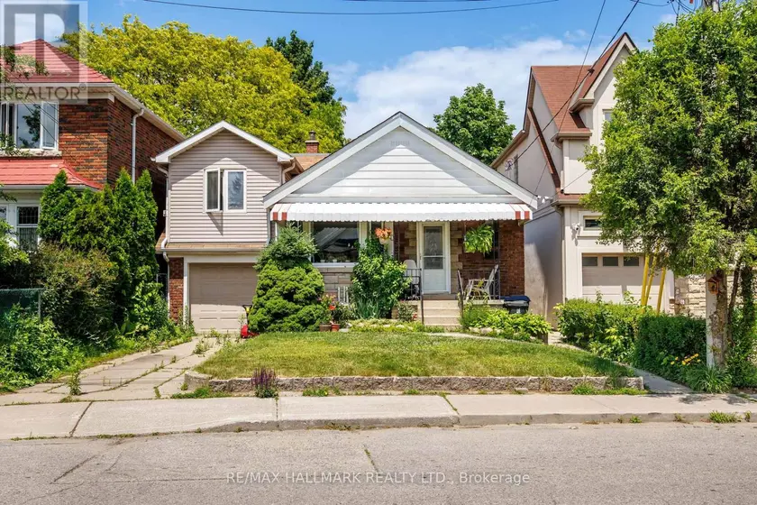 Detached at 8 DAVIES CRESCENT, Toronto