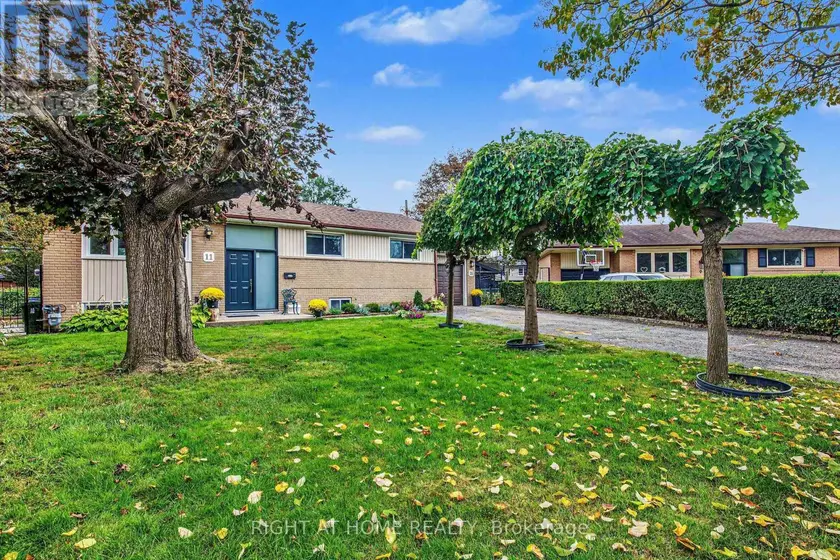 Detached at 11 FAREHAM CRESCENT, Toronto