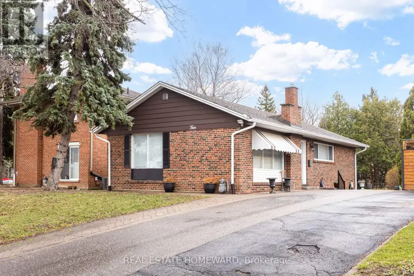 Detached at 4 MOORECROFT CRESCENT, Toronto