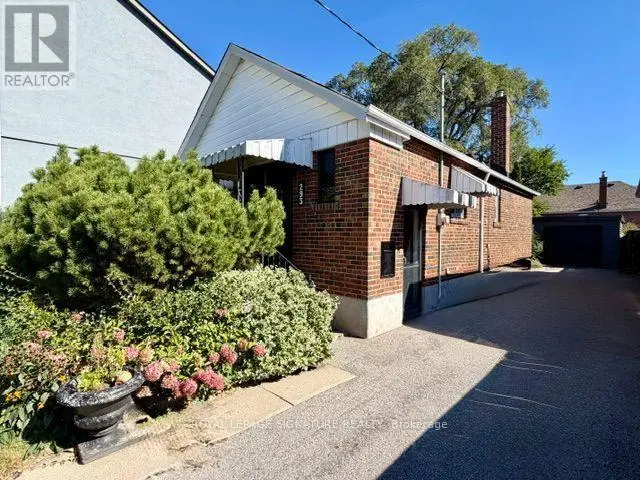 Detached at 293 GLEBEMOUNT AVENUE, Toronto