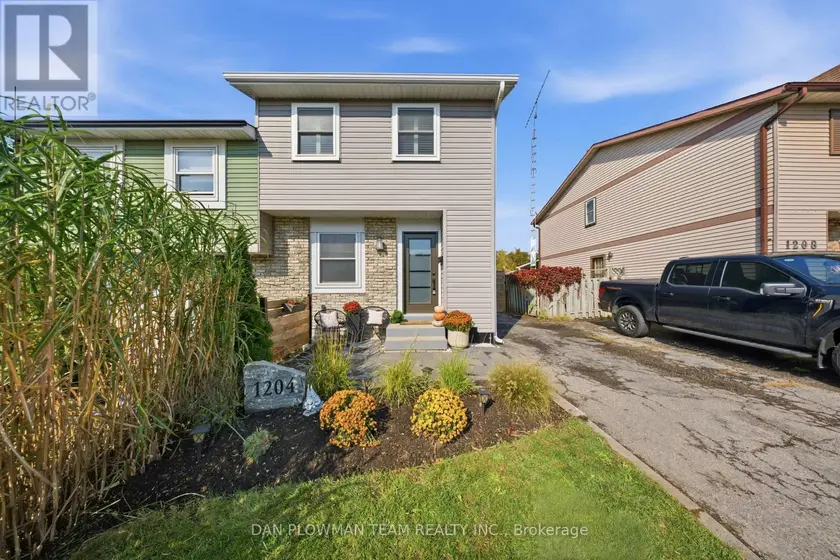Semi-Detached/Link at 1204 SOUTHDALE AVENUE, Oshawa
