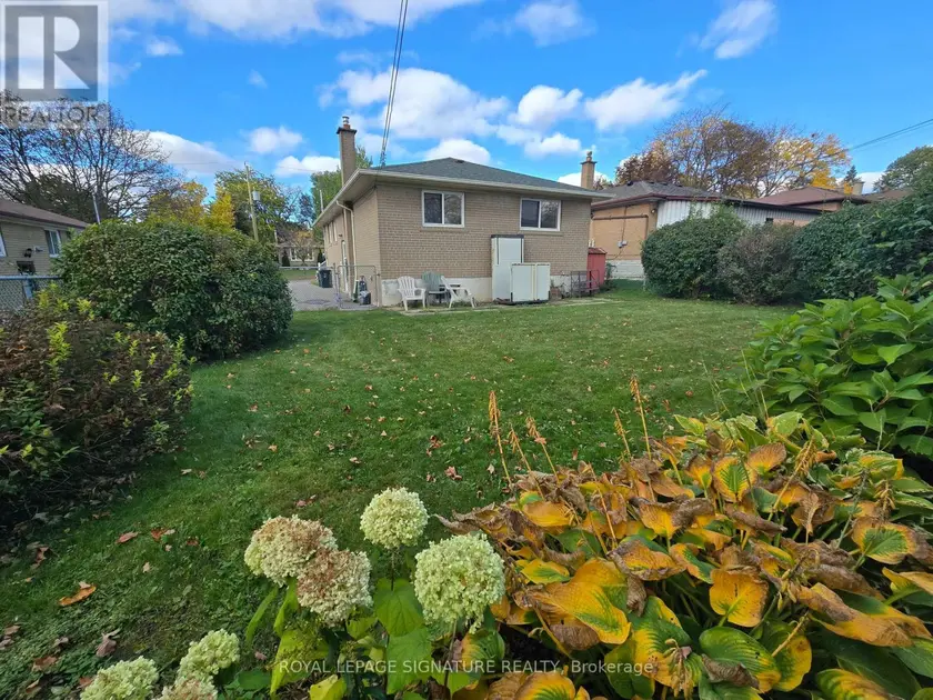 Detached at 7 SCOTCHDALE AVENUE, Toronto