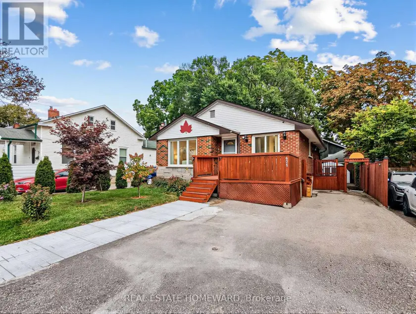 Detached at 621 BYRON STREET S