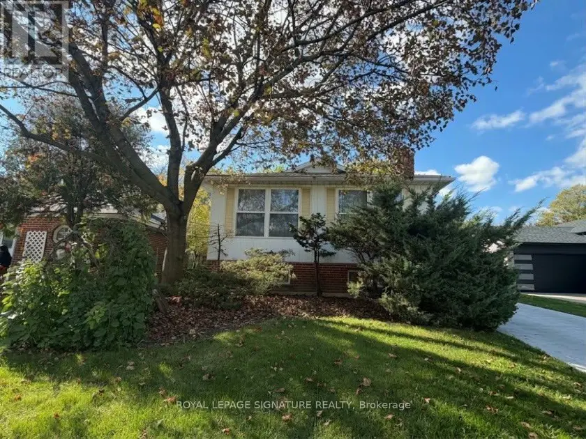 Detached at 8 KING LOUIS CRESCENT, Toronto