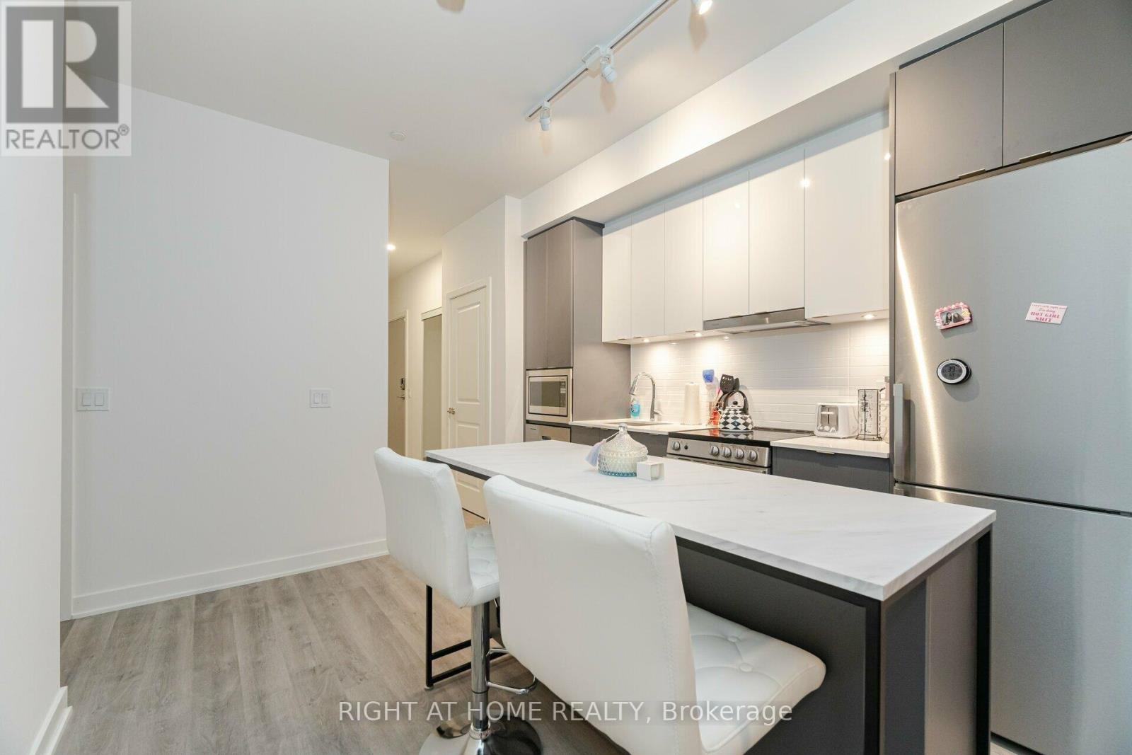 Apartment at B-226 - 50 UPPER MALL WAY, Vaughan