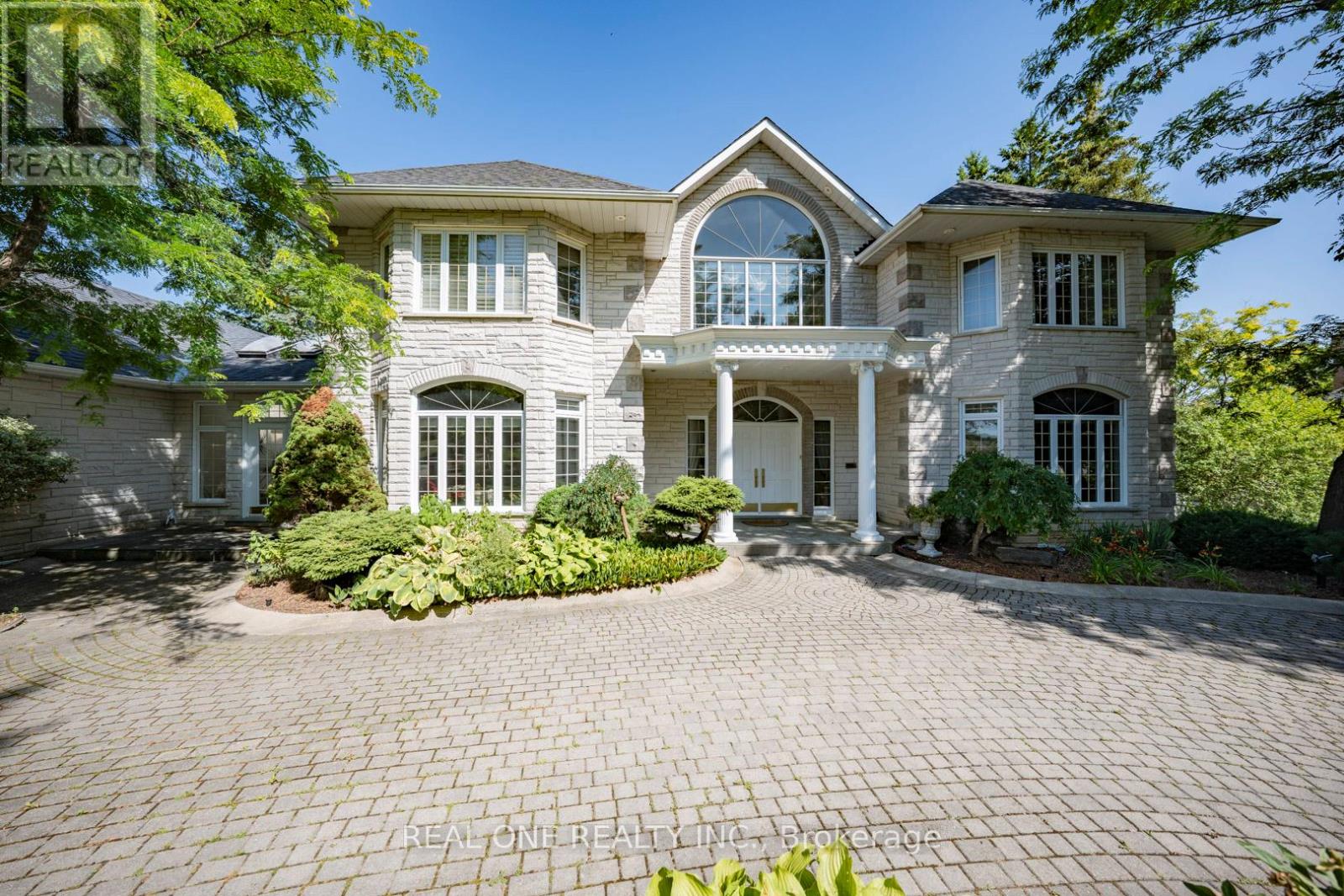 Detached at 14 ALM COURT, Aurora (Aurora Estates)