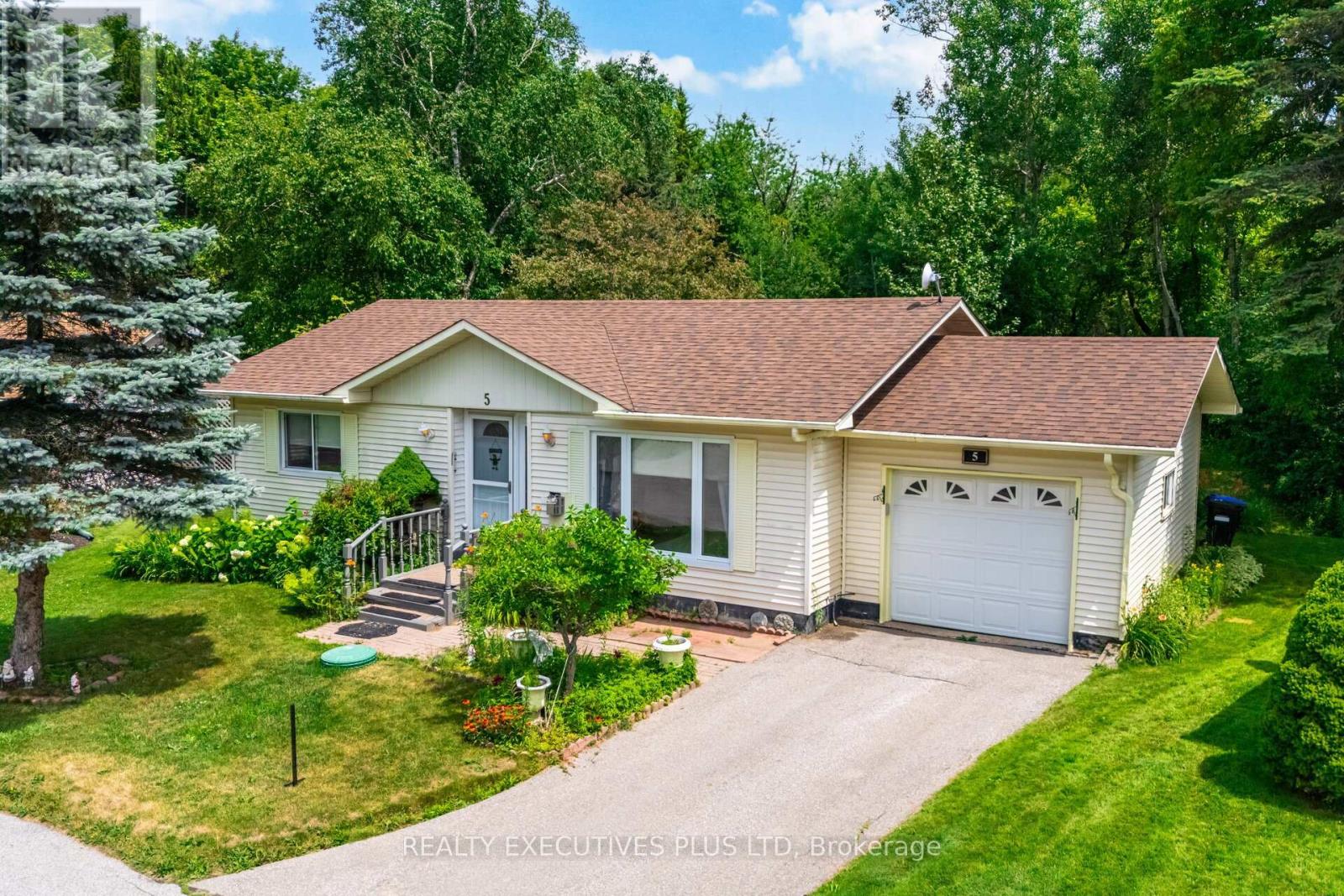 Detached at 5 PINEVIEW COURT, New Tecumseth