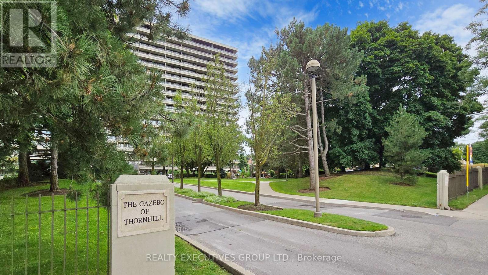 Apartment at 905 - 8111 YONGE STREET, Markham (Royal Orchard)