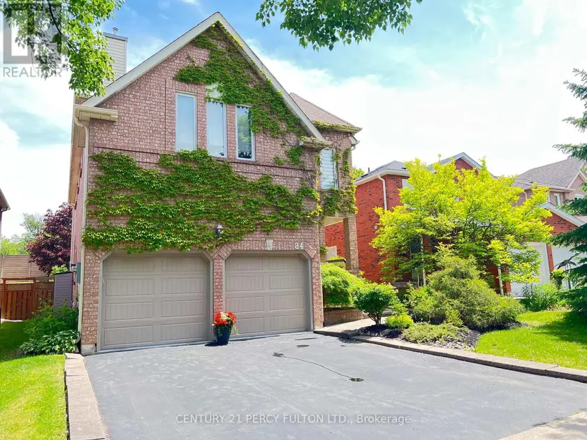 Detached at 84 LORAVIEW LANE, Aurora