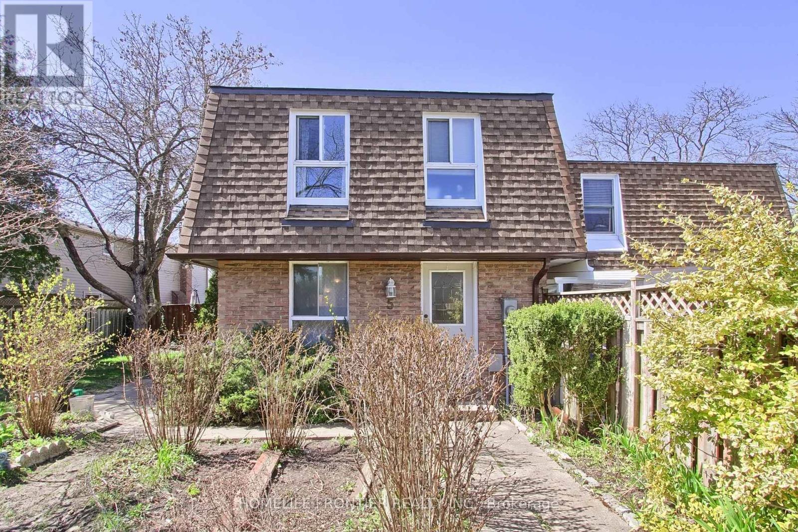 Townhouse at 5 PENWICK CRESCENT, Richmond Hill (North Richvale)