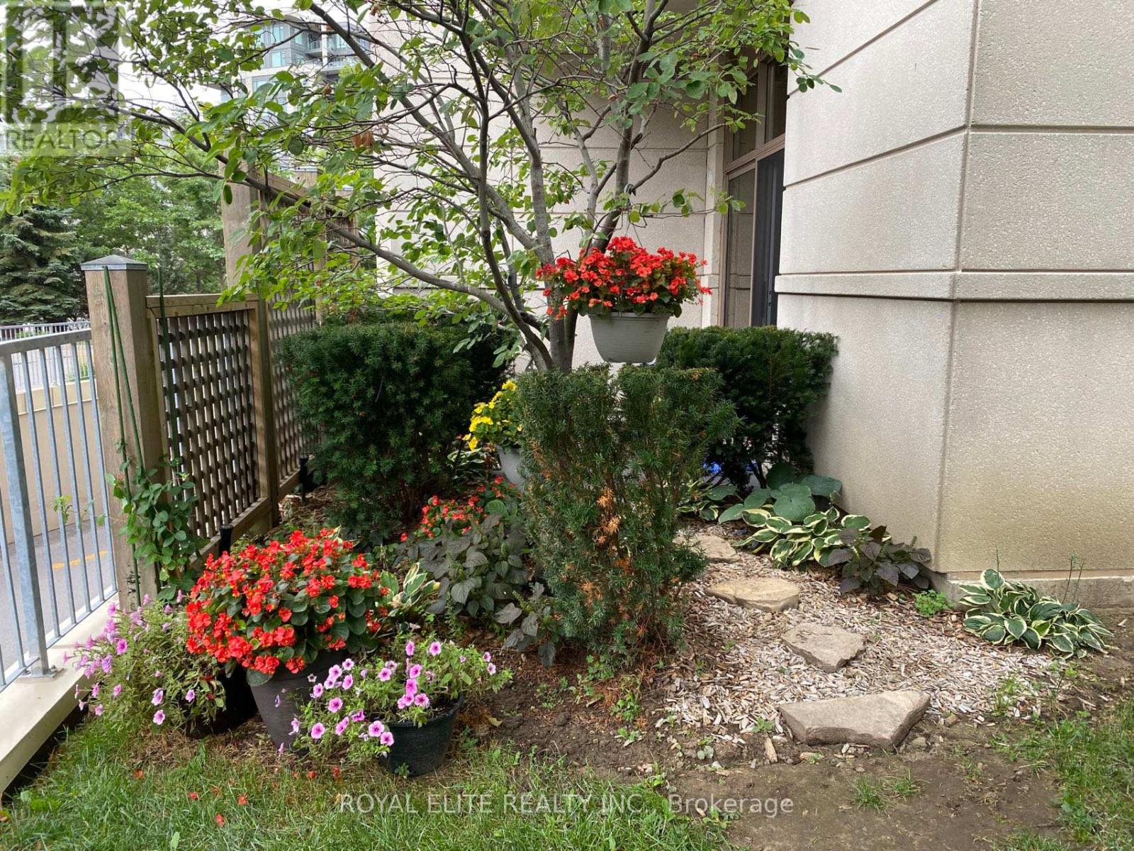 Apartment at 102 - 39 GALLERIA PARKWAY, Markham (Commerce Valley)