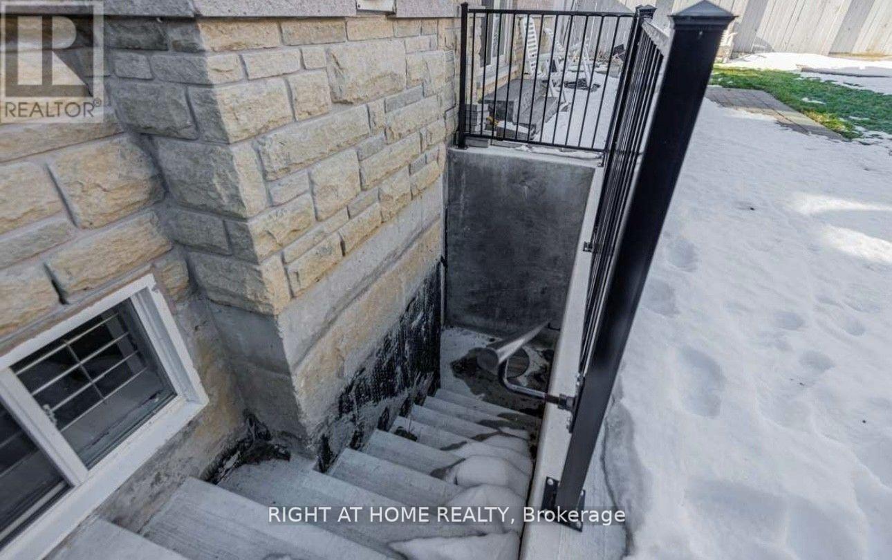 Detached at BASMT - 2 TOWNSHIP AVENUE, Richmond Hill (Jefferson)