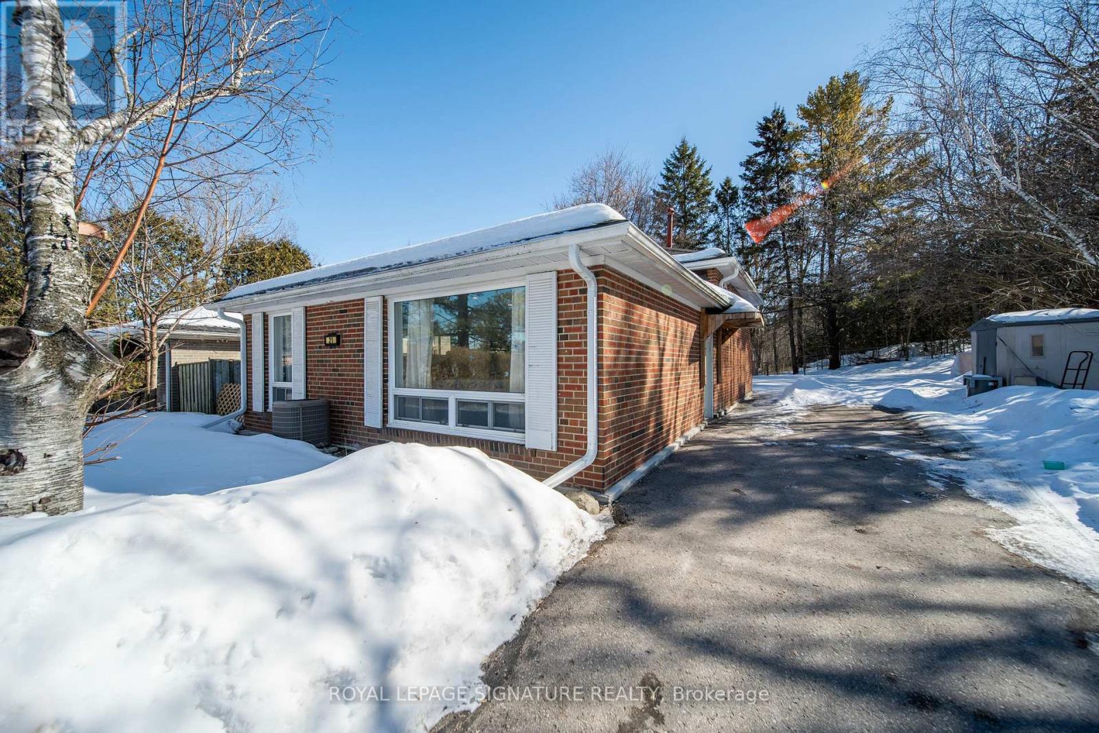 Detached at 21 HURON COURT, Aurora (Aurora Heights)