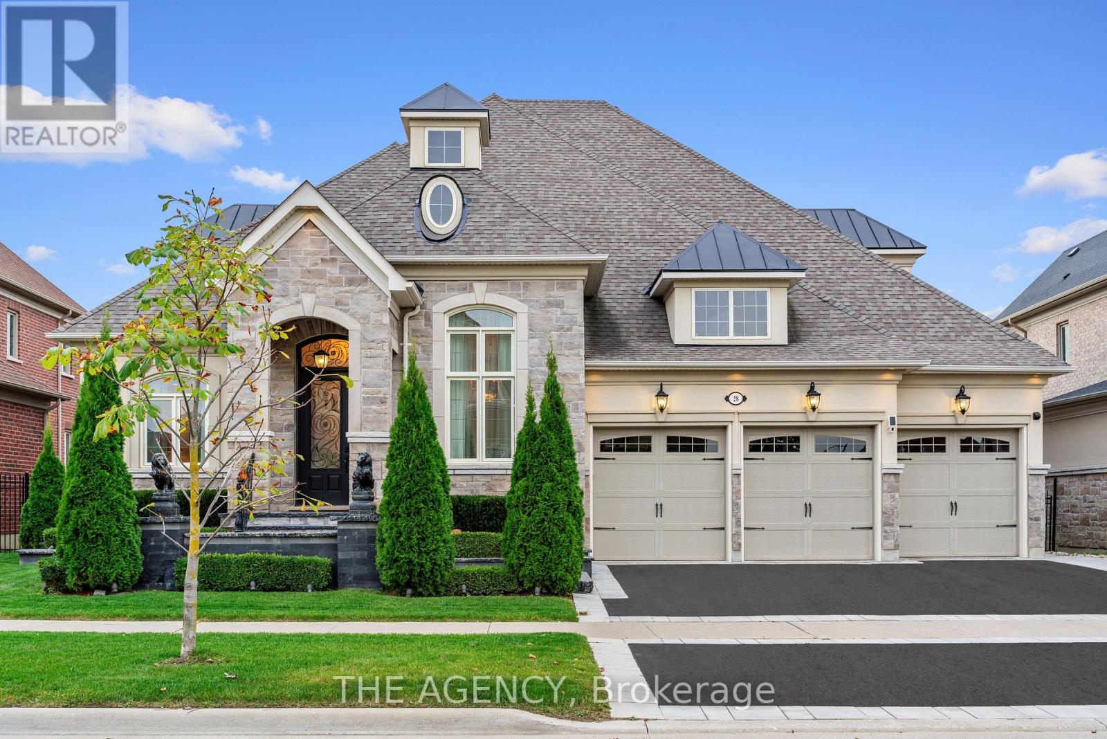 Detached at 28 CHUCK ORMSBY CRESCENT, King (King City)