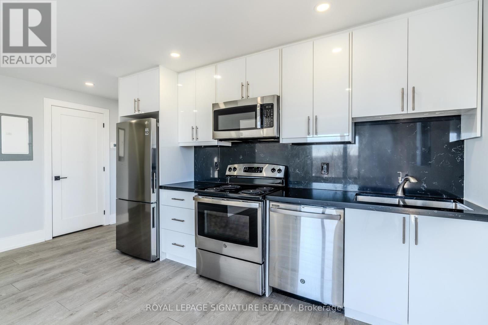 Multiplex at 302 - 66 JOHN STREET W, Bradford West Gwillimbury