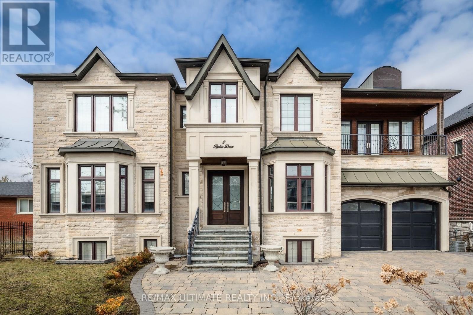 Detached at 2 POPLAR DRIVE, Richmond Hill (Oak Ridges)