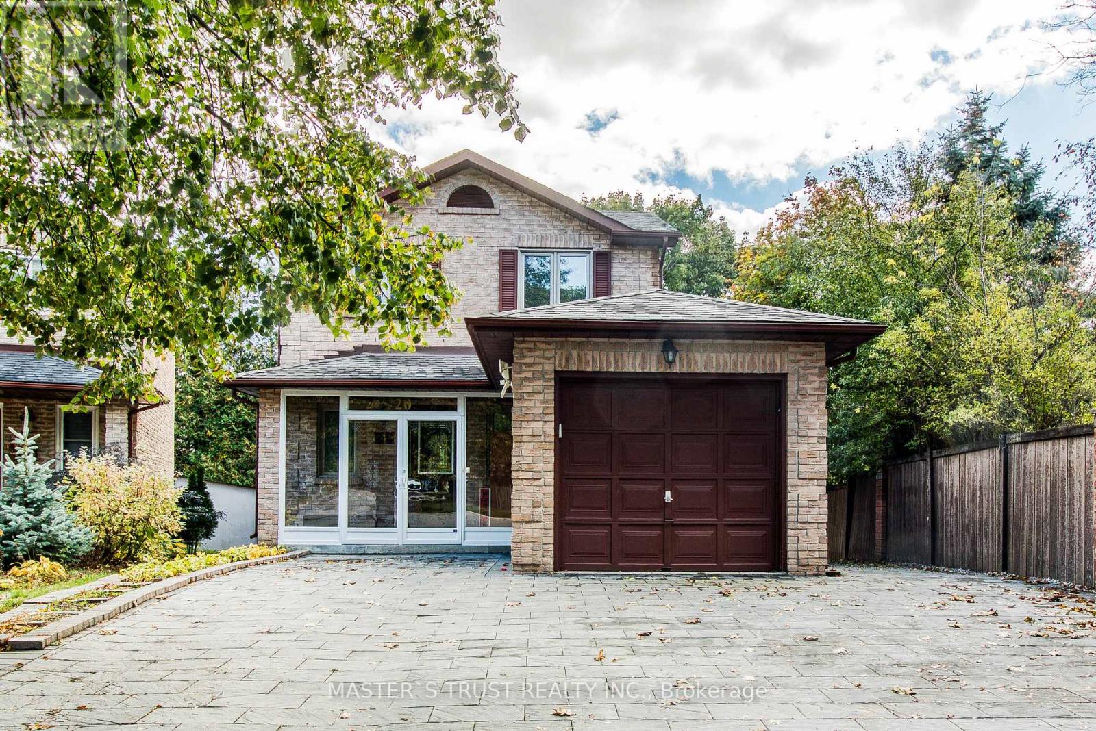 Detached at 20 VALHALLA COURT, Aurora (Aurora Village)