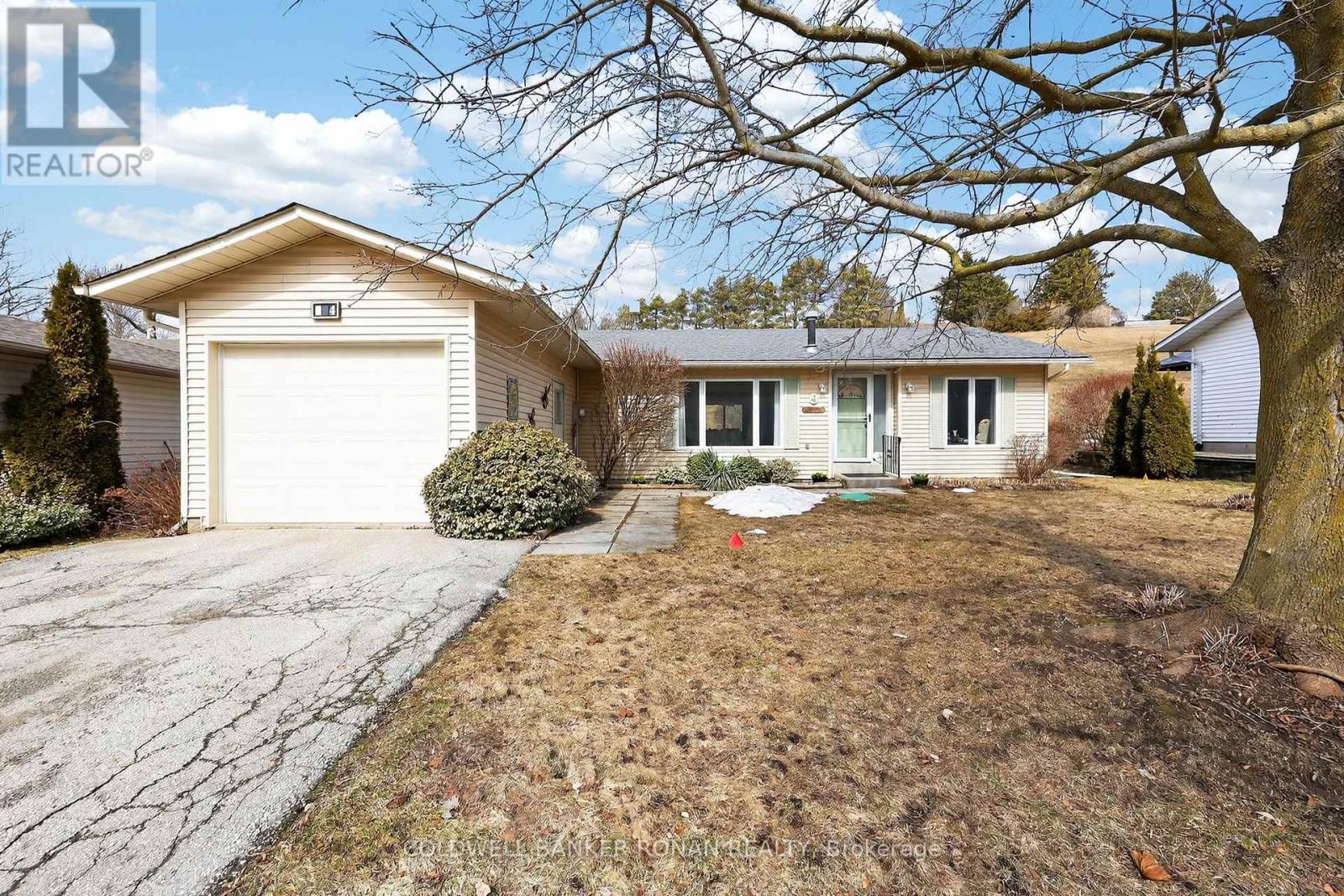 Detached at 4 TECUMSETH PINES DRIVE, New Tecumseth