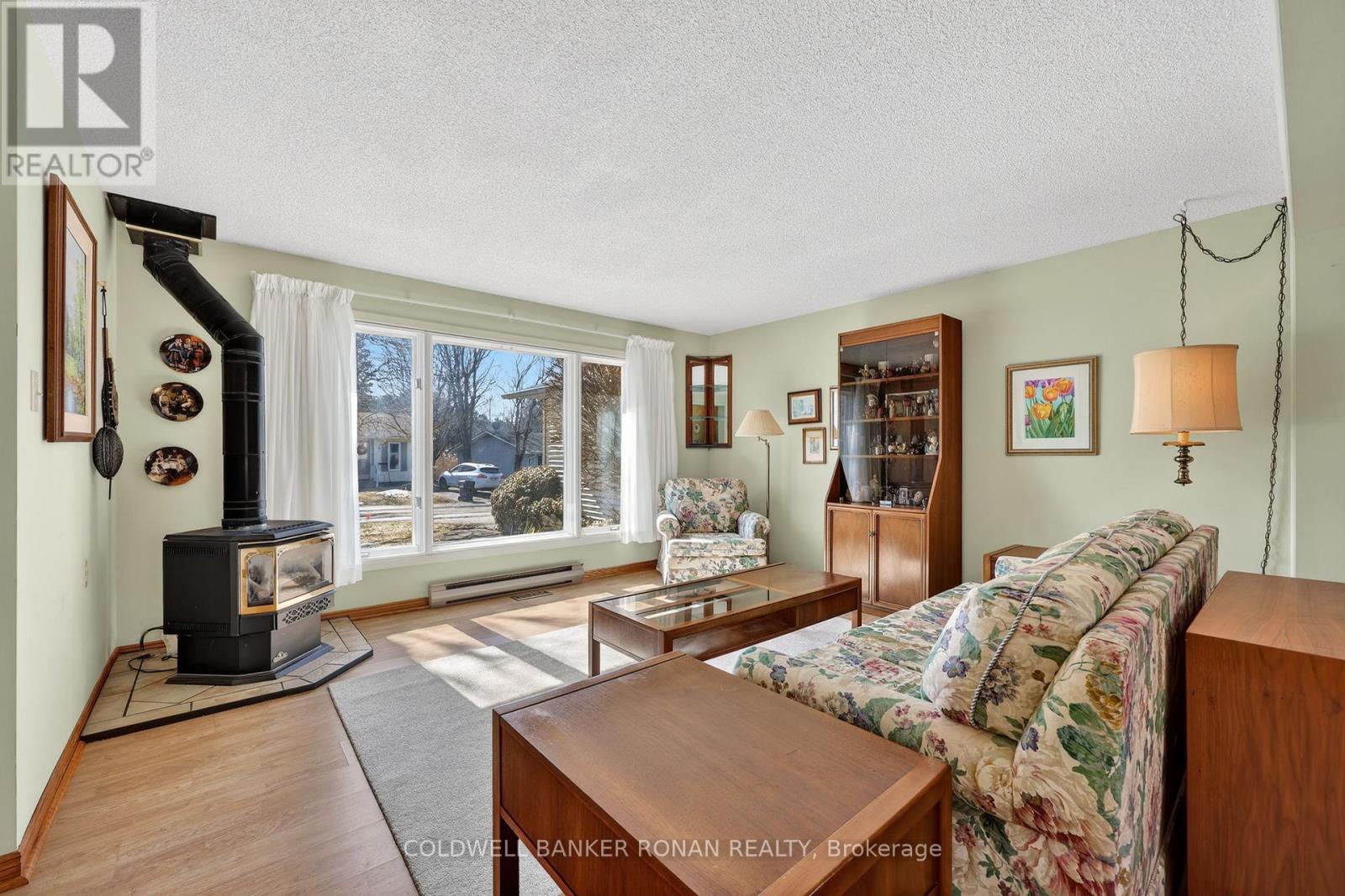 Detached at 4 TECUMSETH PINES DRIVE, New Tecumseth