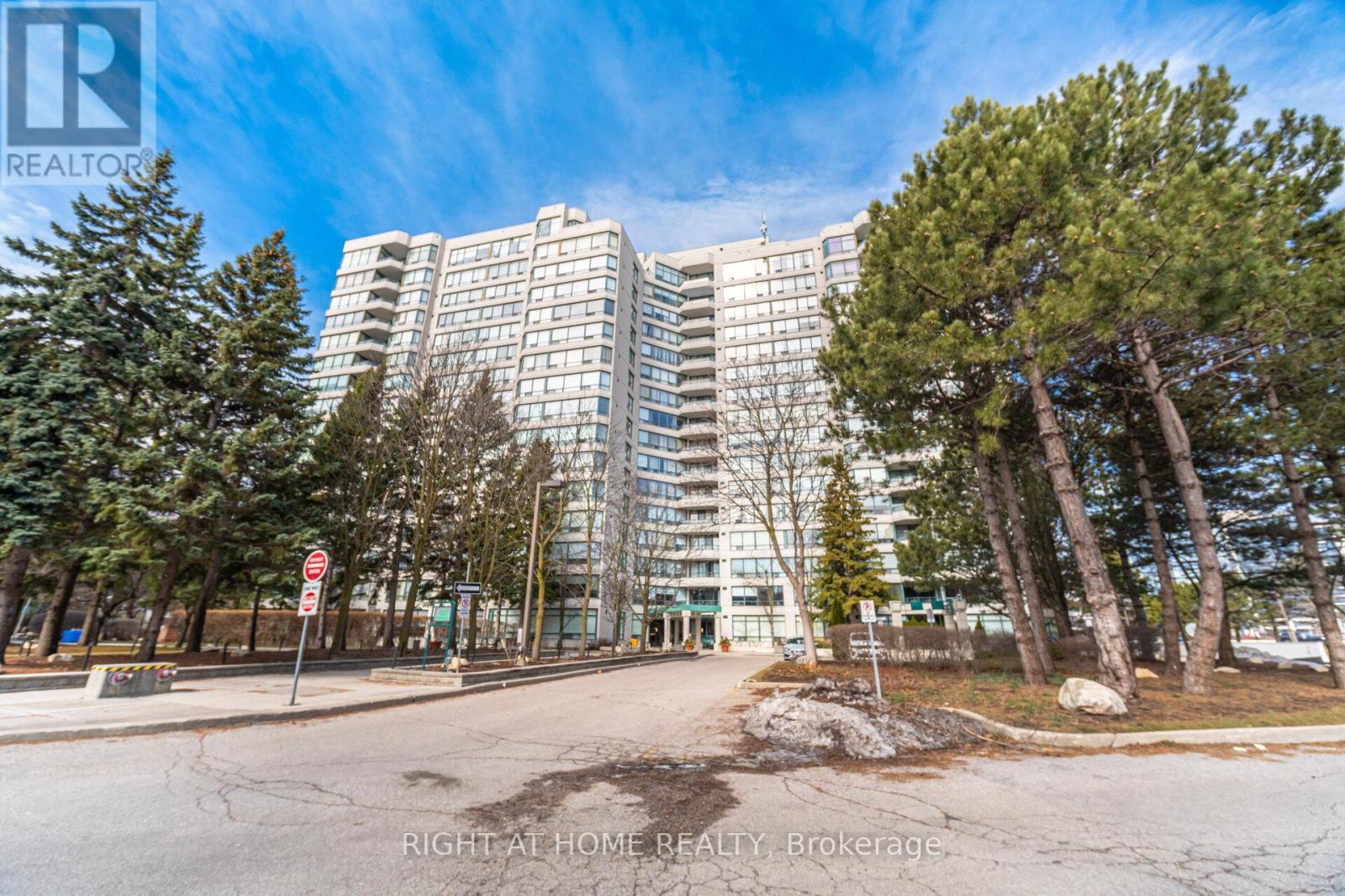 Apartment at 711 - 120 PROMENADE CIRCLE, Vaughan (Brownridge)