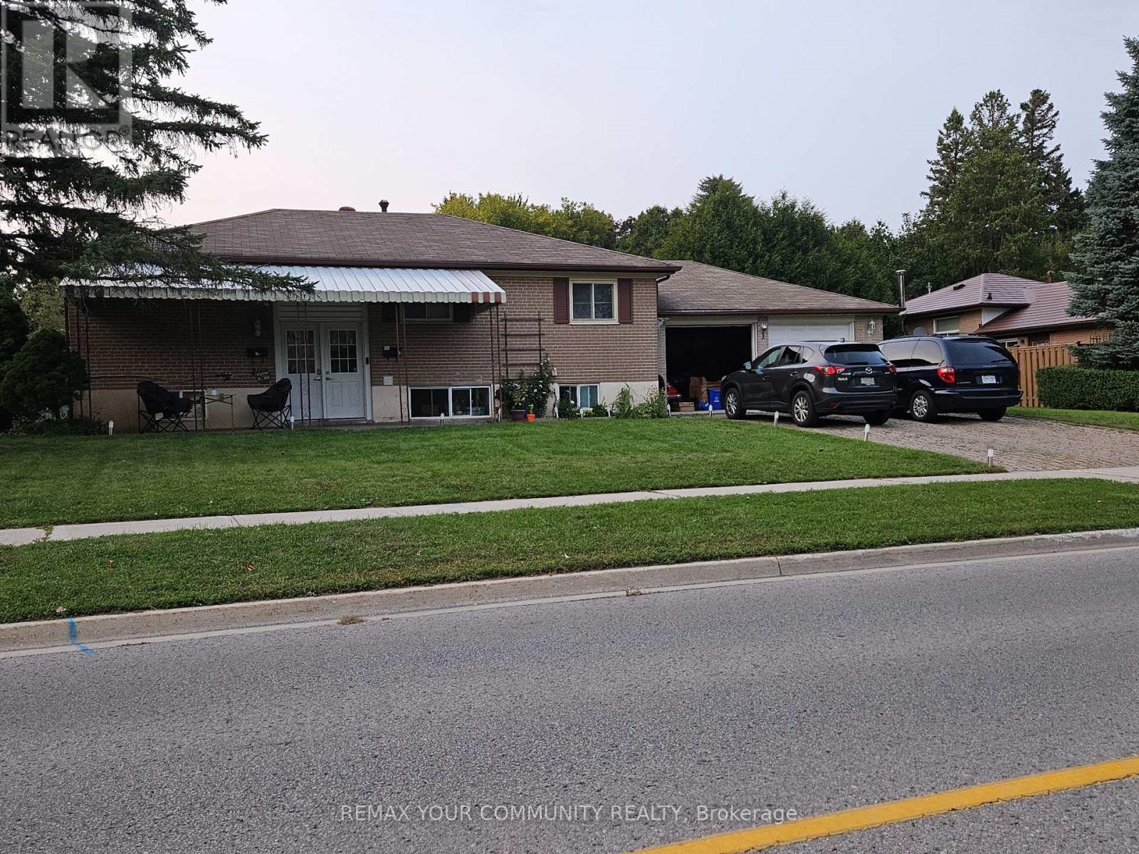 Detached at 1 FOREHT CRESCENT, Aurora (Aurora Heights)