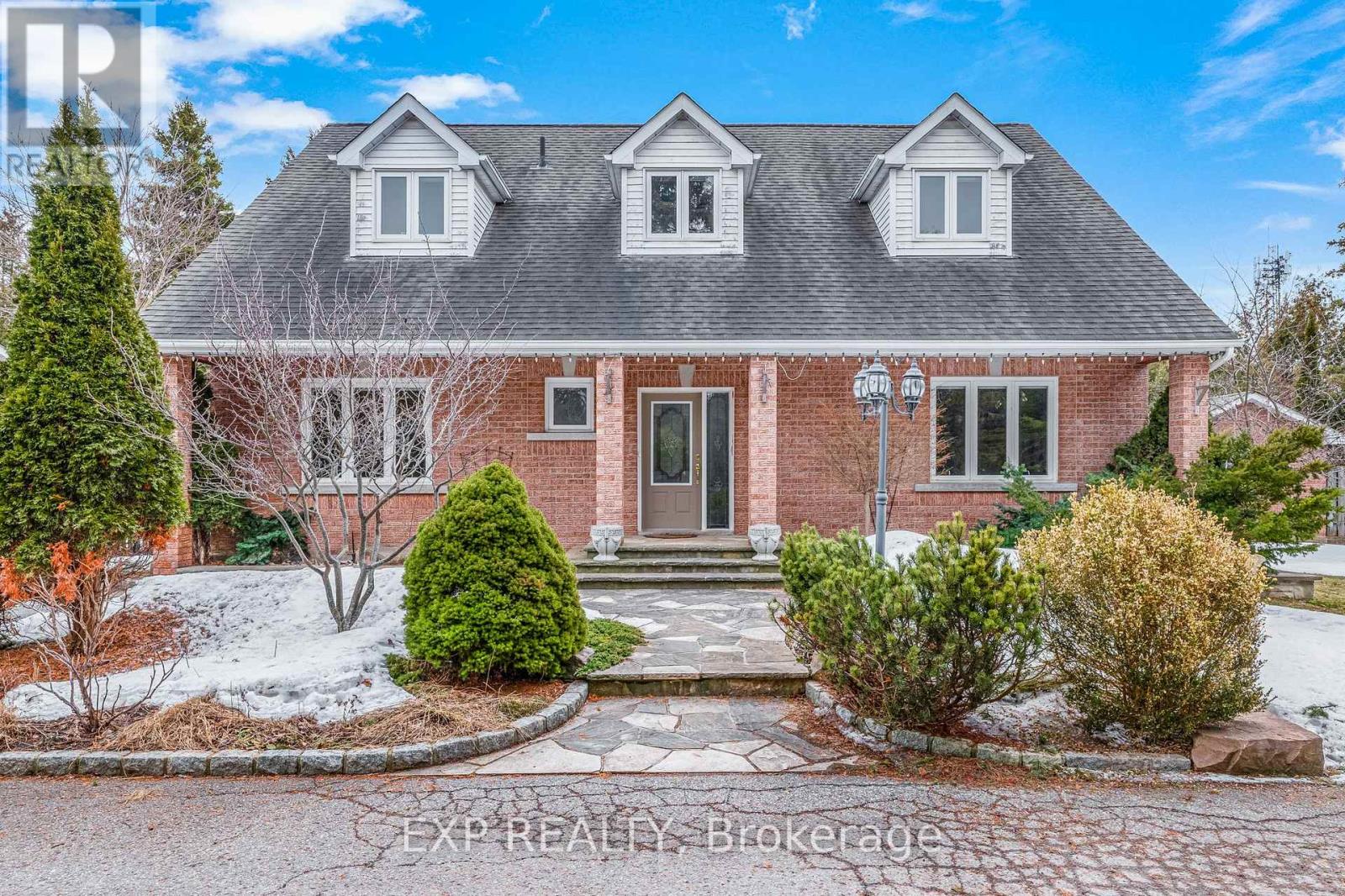 Detached at 925 15TH SIDE ROAD, King