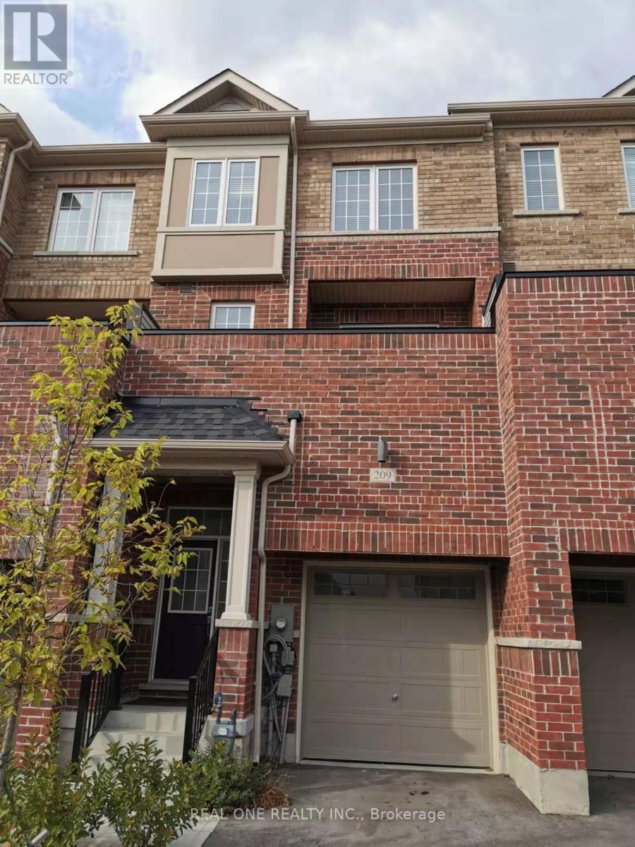 Townhouse at 209 HARDING PARK STREET, Newmarket (Glenway Estates)